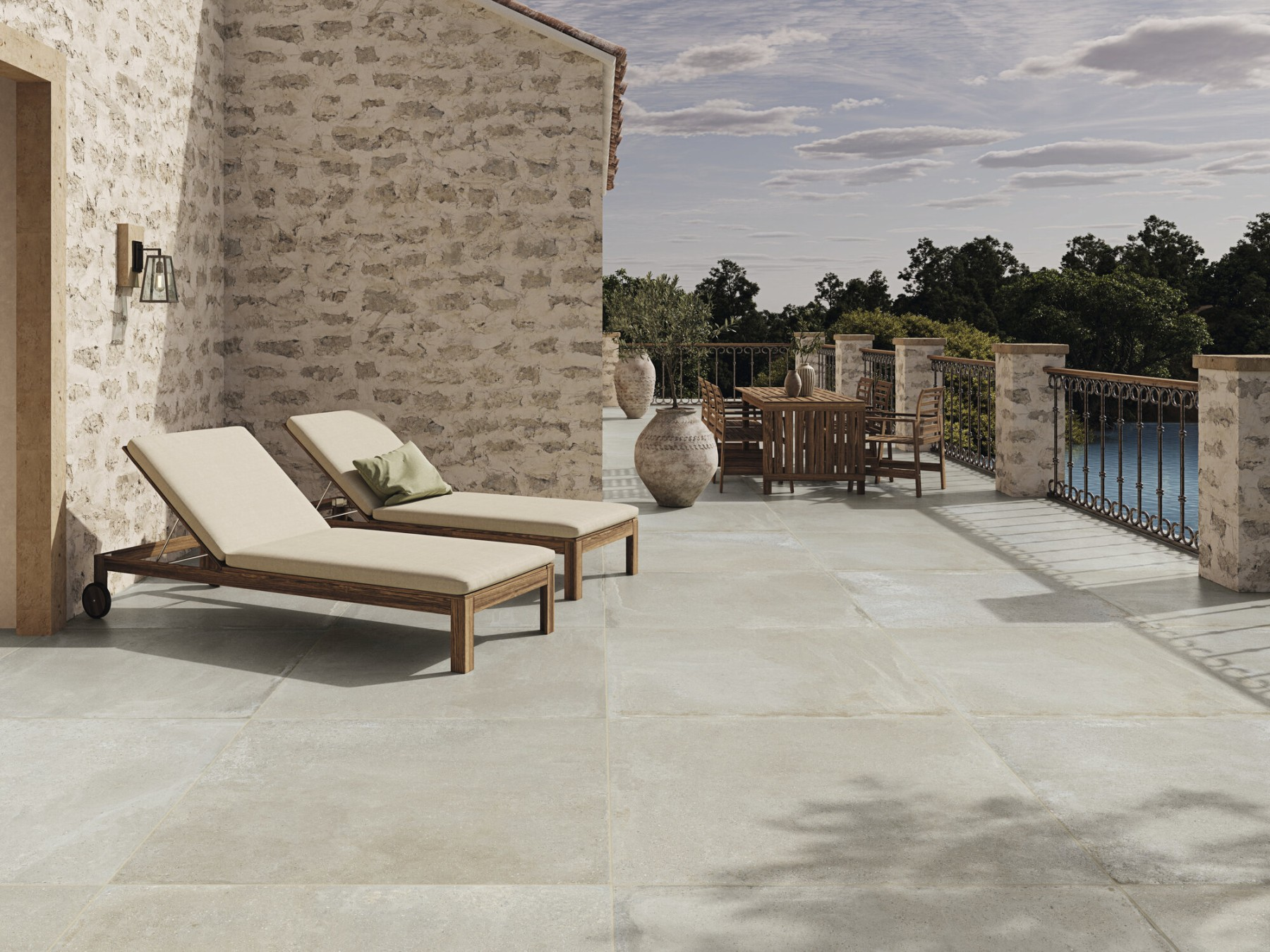 Medinė terasa nepatinka? Išbandykite lauko plyteles